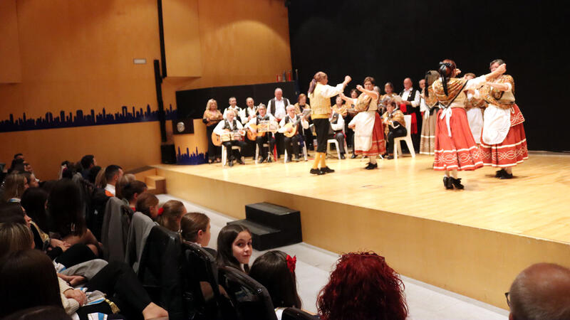 Intercambio de folclore valenciano y manchego en la Semana Cultural de las Fiestas Patronales