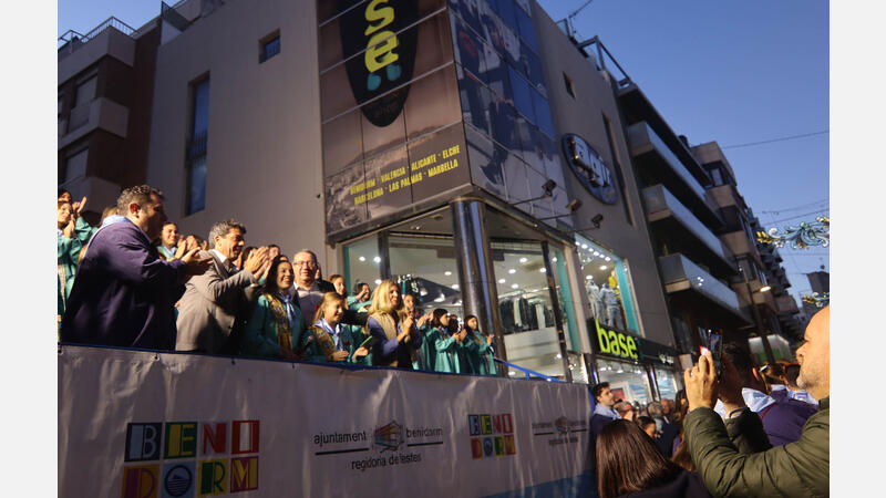Miles de bombillas iluminan ya las calles de Benidorm con motivo de las Festes Majors Patronals