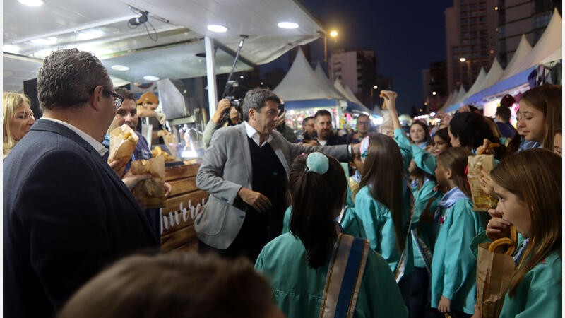 Miles de bombillas iluminan ya las calles de Benidorm con motivo de las Festes Majors Patronals
