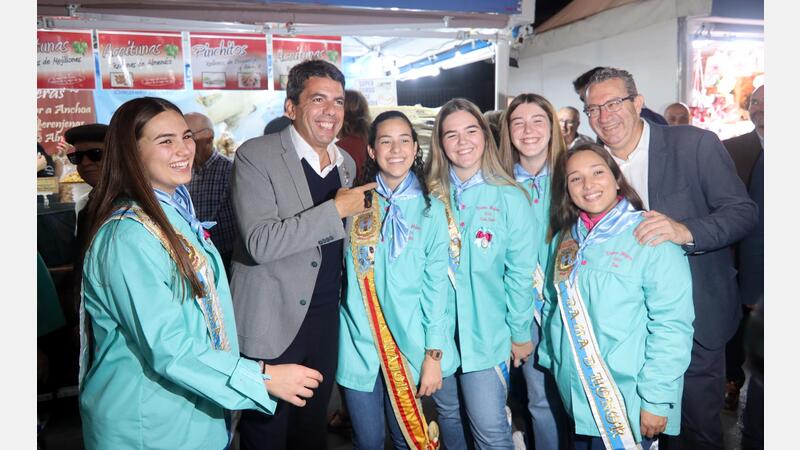 Miles de bombillas iluminan ya las calles de Benidorm con motivo de las Festes Majors Patronals