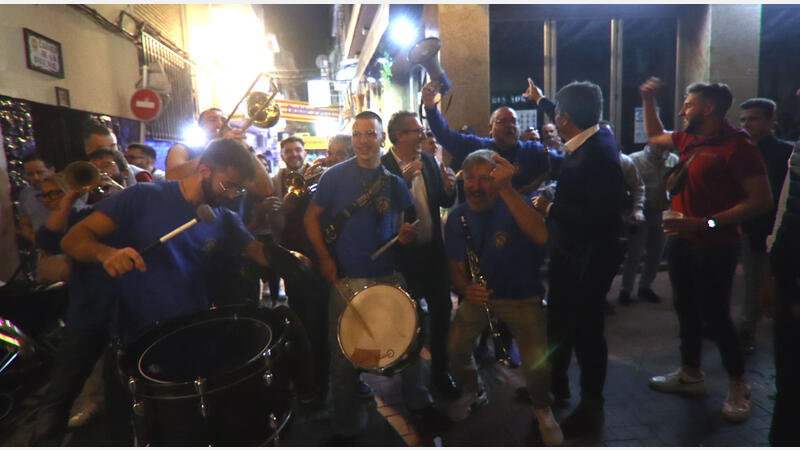 Miles de bombillas iluminan ya las calles de Benidorm con motivo de las Festes Majors Patronals