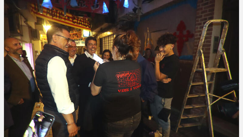 Miles de bombillas iluminan ya las calles de Benidorm con motivo de las Festes Majors Patronals
