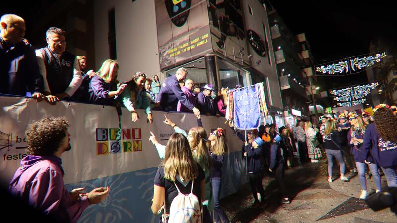 Los peñistas llenan de color y entusiasmo el centro de Benidorm en una vistosa ‘Entrada’