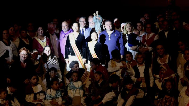 Benidorm dramatrizes the Finding of the Mare de Déu and embraces her with thousands of flowers in the Offering