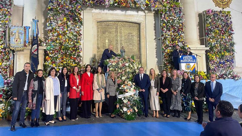 Benidorm dramatrizes the Finding of the Mare de Déu and embraces her with thousands of flowers in the Offering