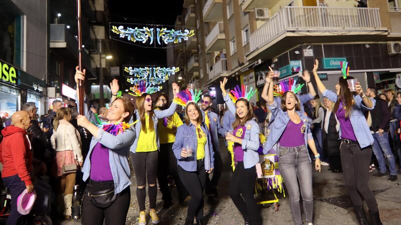 Los peñistas llenan de color y entusiasmo el centro de Benidorm en una vistosa ‘Entrada’