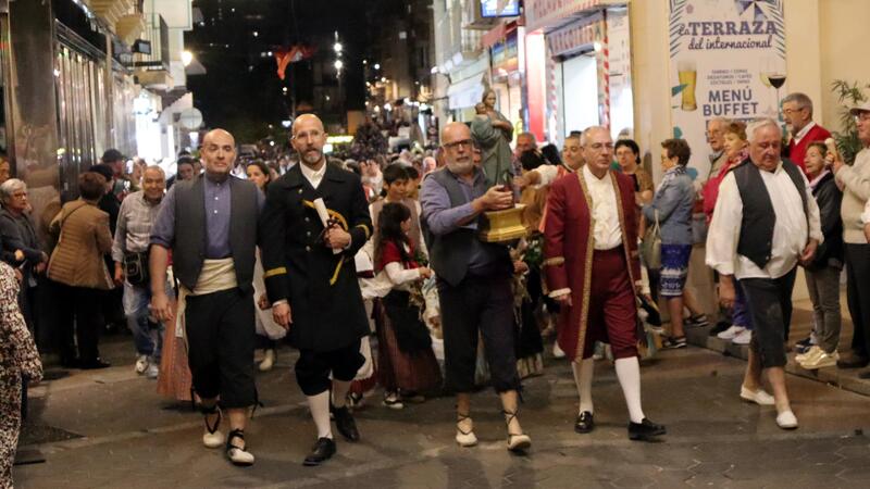 Benidorm dramatrizes the Finding of the Mare de Déu and embraces her with thousands of flowers in the Offering