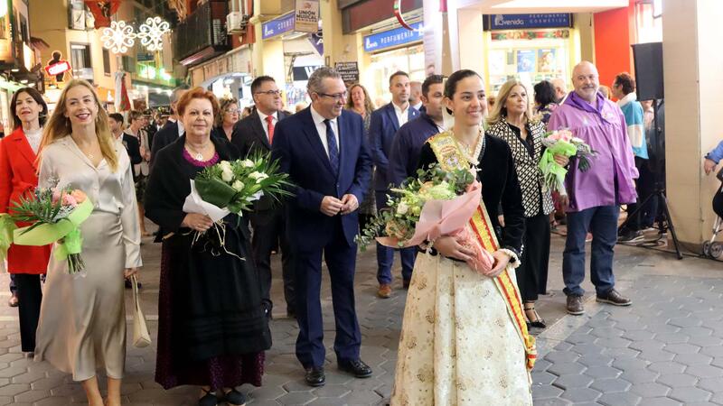 Benidorm dramatrizes the Finding of the Mare de Déu and embraces her with thousands of flowers in the Offering