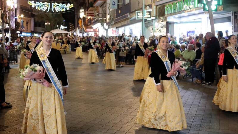 Benidorm dramatrizes the Finding of the Mare de Déu and embraces her with thousands of flowers in the Offering