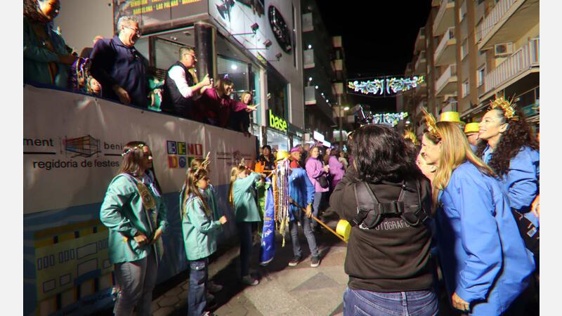Los peñistas llenan de color y entusiasmo el centro de Benidorm en una vistosa ‘Entrada’