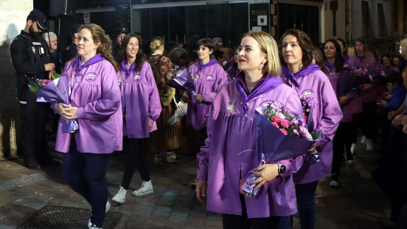 Benidorm dramatrizes the Finding of the Mare de Déu and embraces her with thousands of flowers in the Offering
