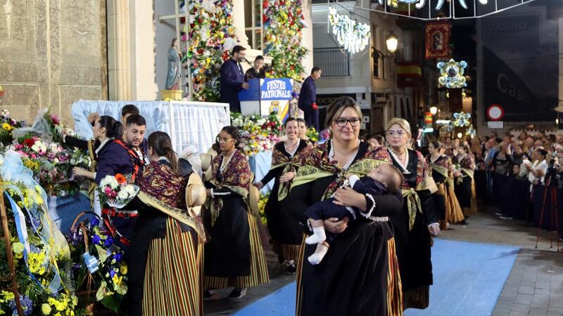 Benidorm dramatrizes the Finding of the Mare de Déu and embraces her with thousands of flowers in the Offering