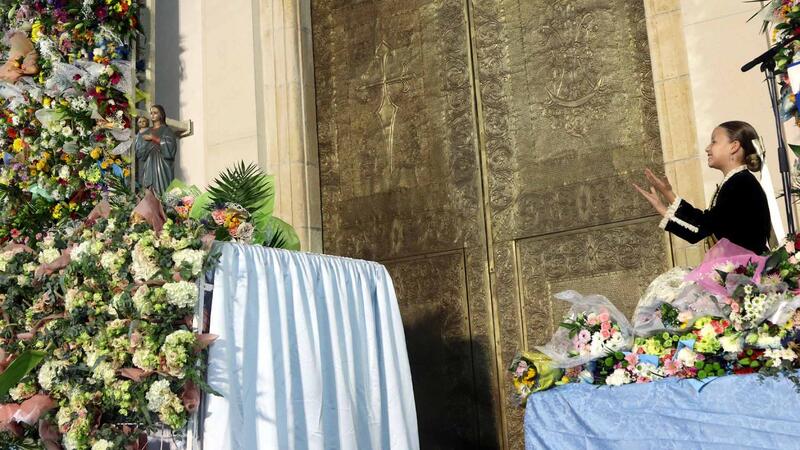Benidorm dramatrizes the Finding of the Mare de Déu and embraces her with thousands of flowers in the Offering