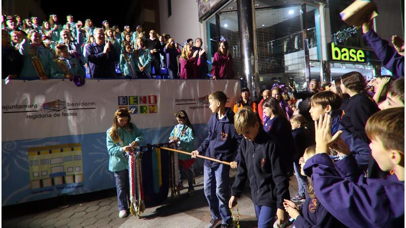 Los peñistas llenan de color y entusiasmo el centro de Benidorm en una vistosa ‘Entrada’