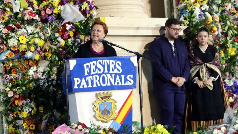 Benidorm dramatrizes the Finding of the Mare de Déu and embraces her with thousands of flowers in the Offering
