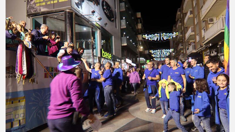 Los peñistas llenan de color y entusiasmo el centro de Benidorm en una vistosa ‘Entrada’
