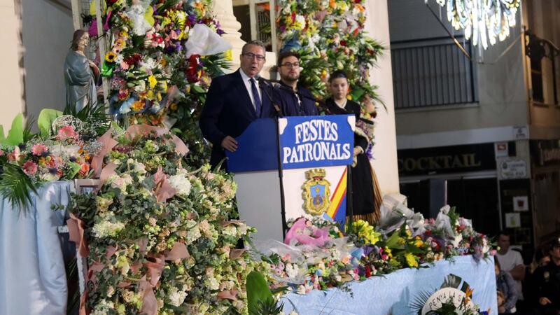 Benidorm dramatrizes the Finding of the Mare de Déu and embraces her with thousands of flowers in the Offering