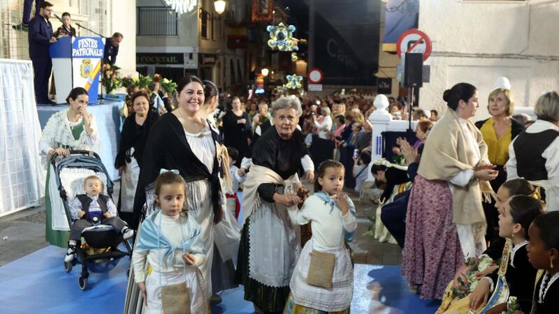 Benidorm dramatrizes the Finding of the Mare de Déu and embraces her with thousands of flowers in the Offering