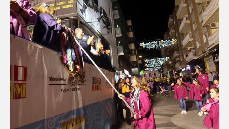 Los peñistas llenan de color y entusiasmo el centro de Benidorm en una vistosa ‘Entrada’
