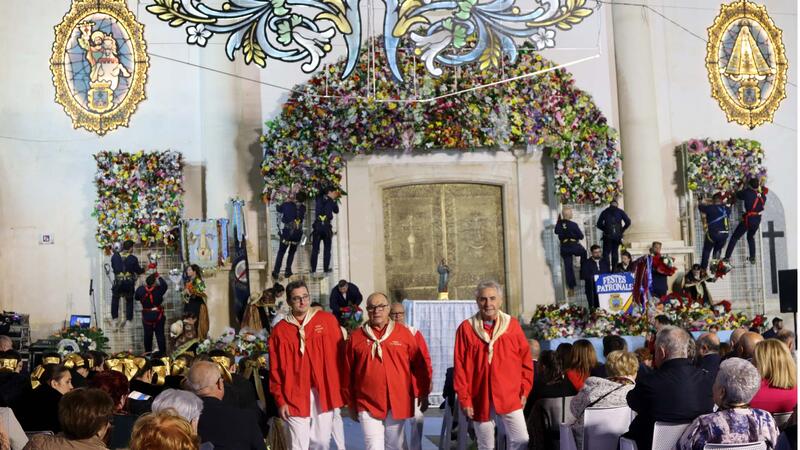 Benidorm dramatrizes the Finding of the Mare de Déu and embraces her with thousands of flowers in the Offering