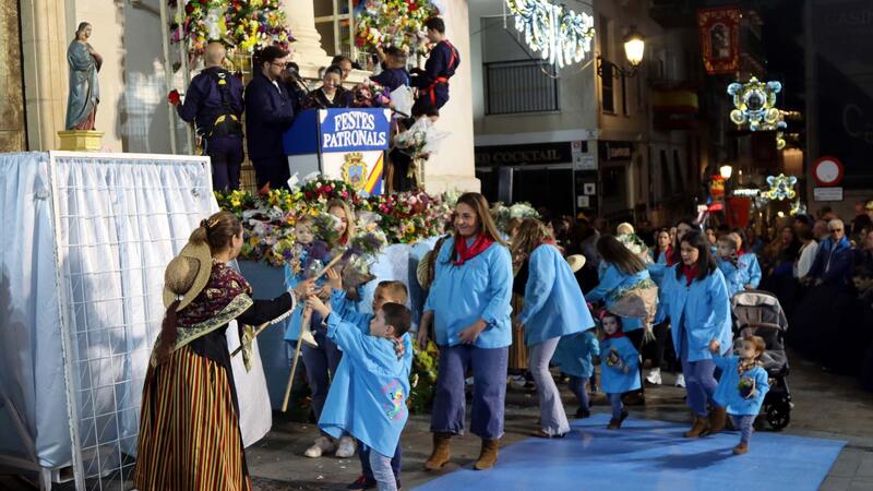 Benidorm dramatrizes the Finding of the Mare de Déu and embraces her with thousands of flowers in the Offering