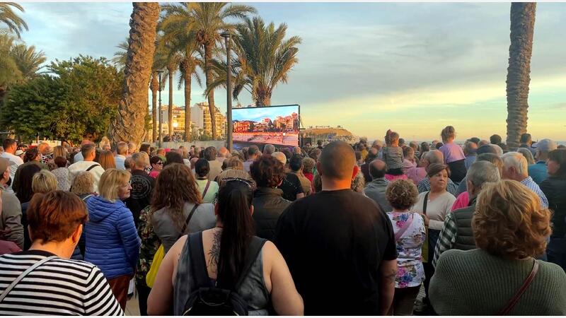 Benidorm dramatrizes the Finding of the Mare de Déu and embraces her with thousands of flowers in the Offering