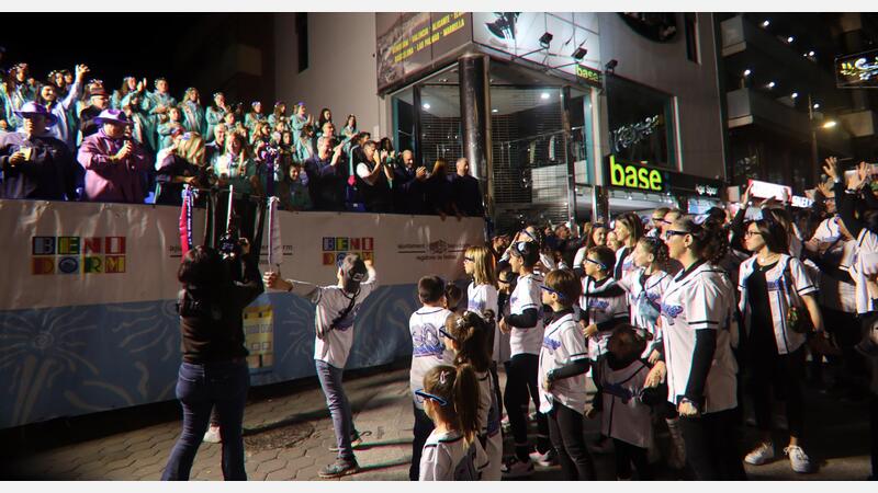 Los peñistas llenan de color y entusiasmo el centro de Benidorm en una vistosa ‘Entrada’