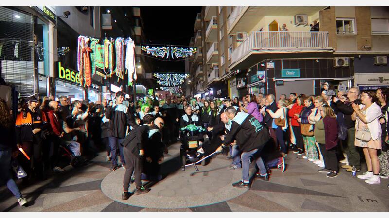 Los peñistas llenan de color y entusiasmo el centro de Benidorm en una vistosa ‘Entrada’