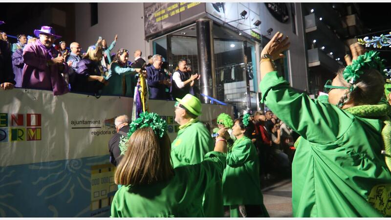 Los peñistas llenan de color y entusiasmo el centro de Benidorm en una vistosa ‘Entrada’