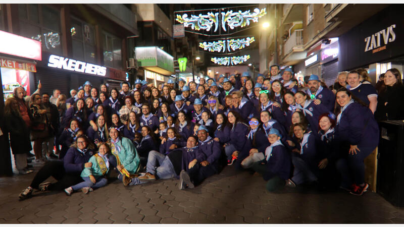 Los peñistas llenan de color y entusiasmo el centro de Benidorm en una vistosa ‘Entrada’