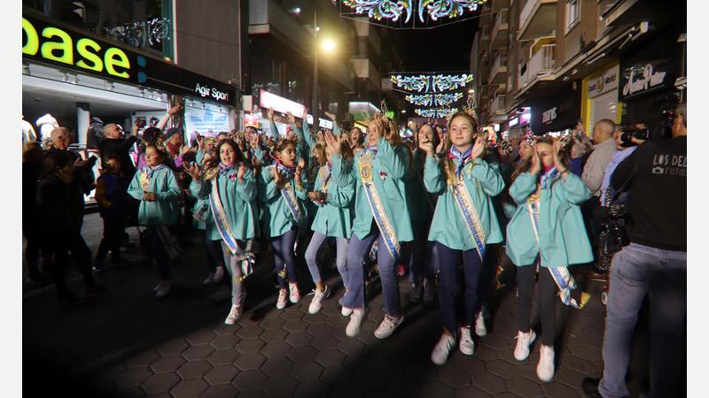 Los peñistas llenan de color y entusiasmo el centro de Benidorm en una vistosa ‘Entrada’