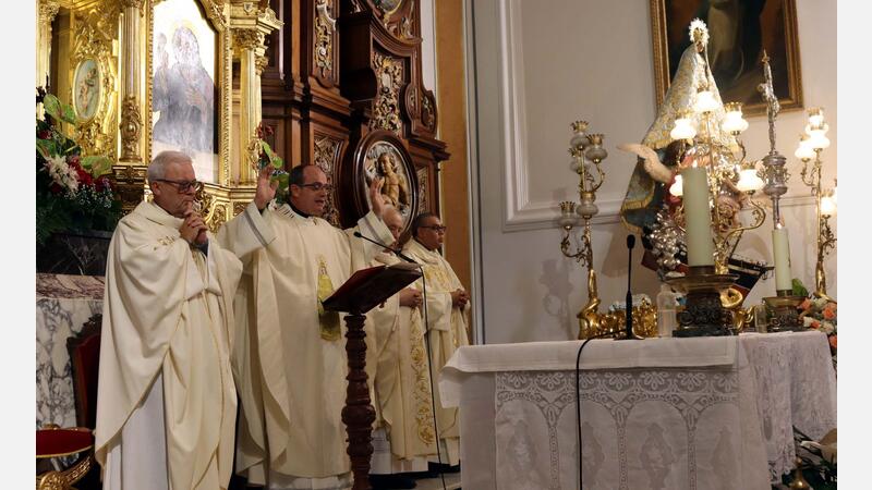 A massive mass and a thunderous mascletà center the first events of the day of the Mare de Déu