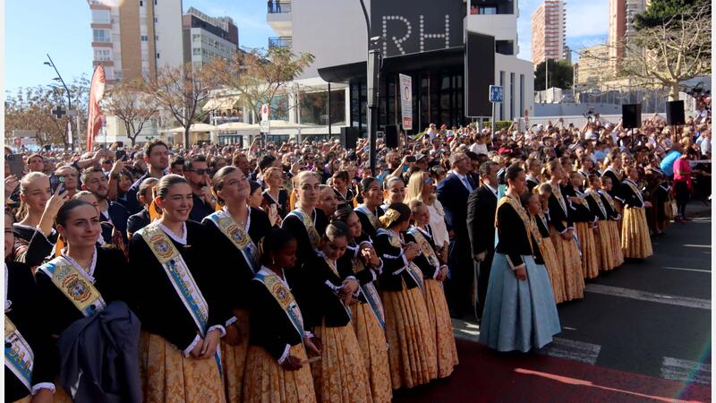 A massive mass and a thunderous mascletà center the first events of the day of the Mare de Déu