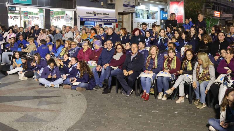 El ingenio, la crítica y la ironía vuelven a protagonizar el Desfile del Humor de las peñas