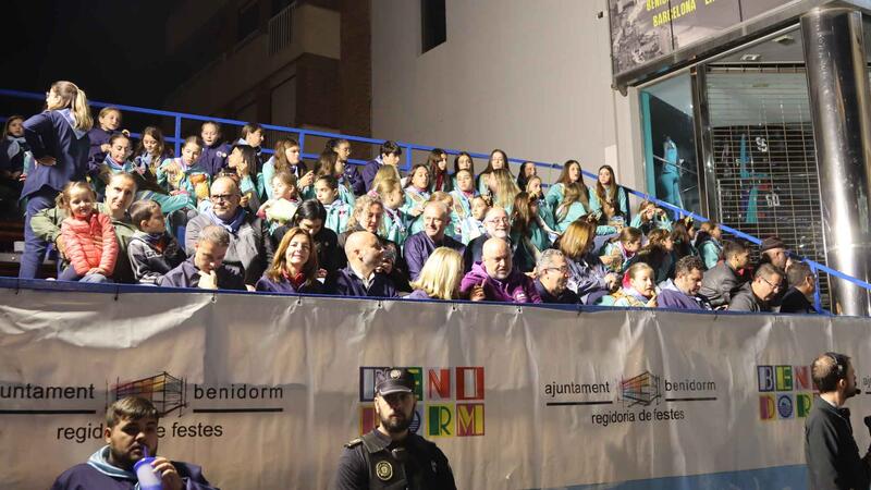 El ingenio, la crítica y la ironía vuelven a protagonizar el Desfile del Humor de las peñas