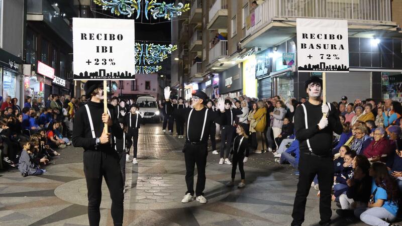 El ingenio, la crítica y la ironía vuelven a protagonizar el Desfile del Humor de las peñas