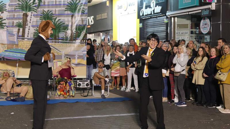El ingenio, la crítica y la ironía vuelven a protagonizar el Desfile del Humor de las peñas