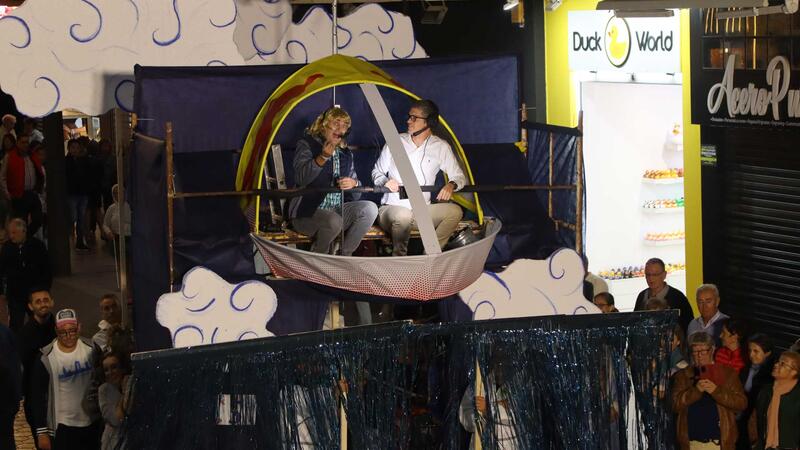 El ingenio, la crítica y la ironía vuelven a protagonizar el Desfile del Humor de las peñas