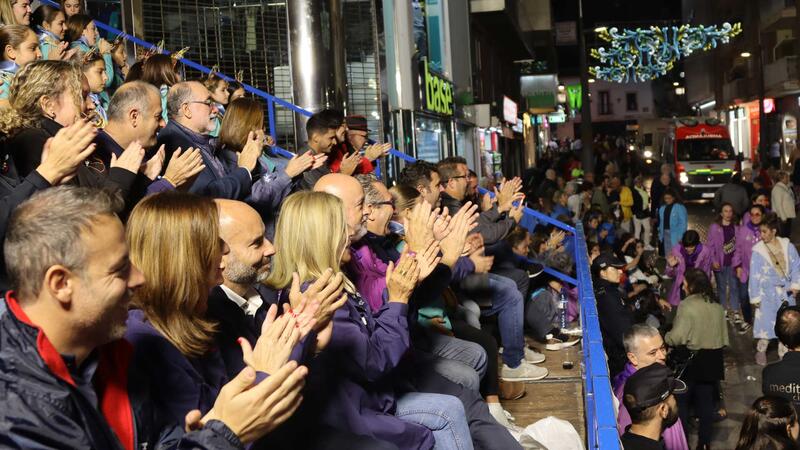 El ingenio, la crítica y la ironía vuelven a protagonizar el Desfile del Humor de las peñas