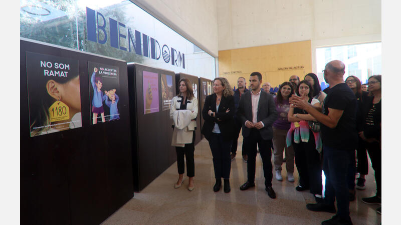 Alumnos de Artes Plásticas del IES Pere Maria Orts i Bosch denuncian la violencia contra las mujeres en una exposición