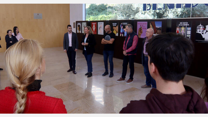 Alumnos de Artes Plásticas del IES Pere Maria Orts i Bosch denuncian la violencia contra las mujeres en una exposición
