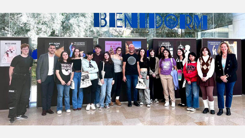 Alumnos de Artes Plásticas del IES Pere Maria Orts i Bosch denuncian la violencia contra las mujeres en una exposición