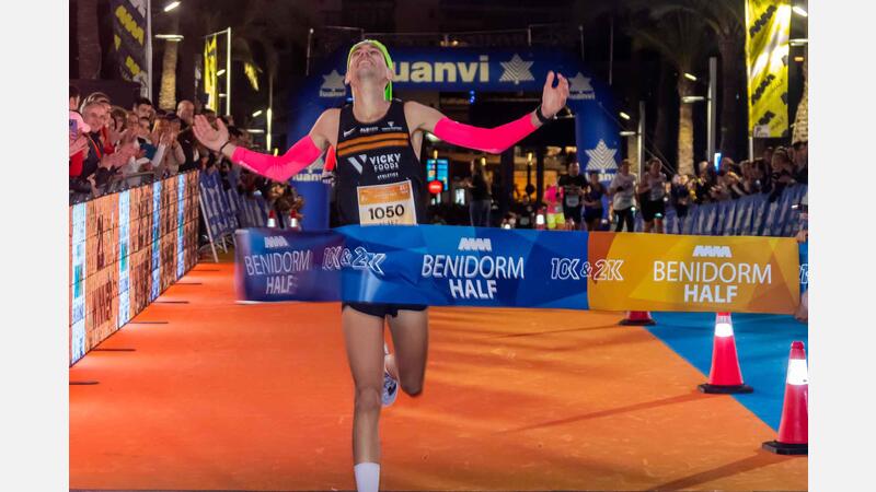 4.800 corredores participan en la Benidorm Half, la fiesta del deporte