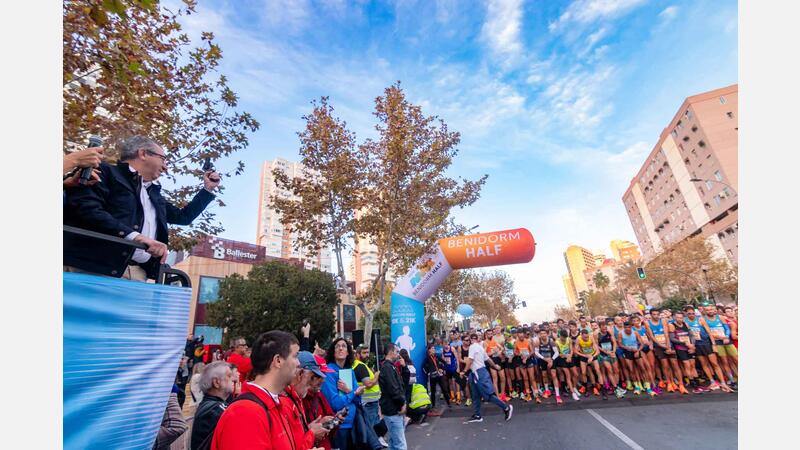 4.800 corredores participan en la Benidorm Half, la fiesta del deporte