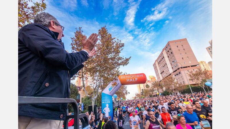 4.800 corredores participan en la Benidorm Half, la fiesta del deporte