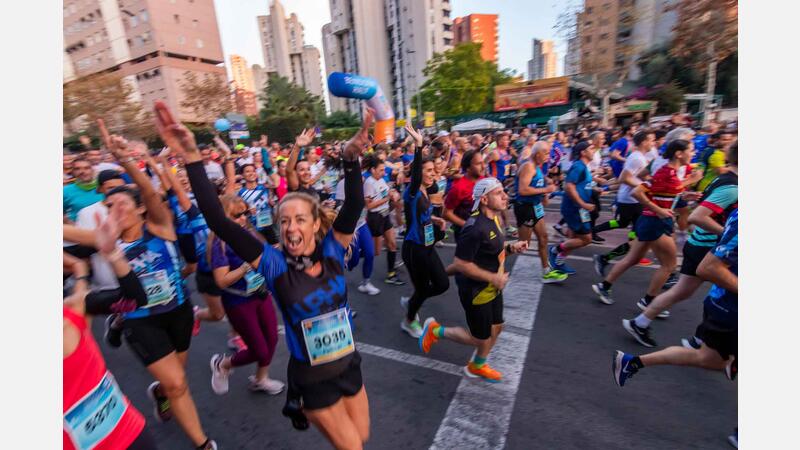 4.800 corredores participan en la Benidorm Half, la fiesta del deporte