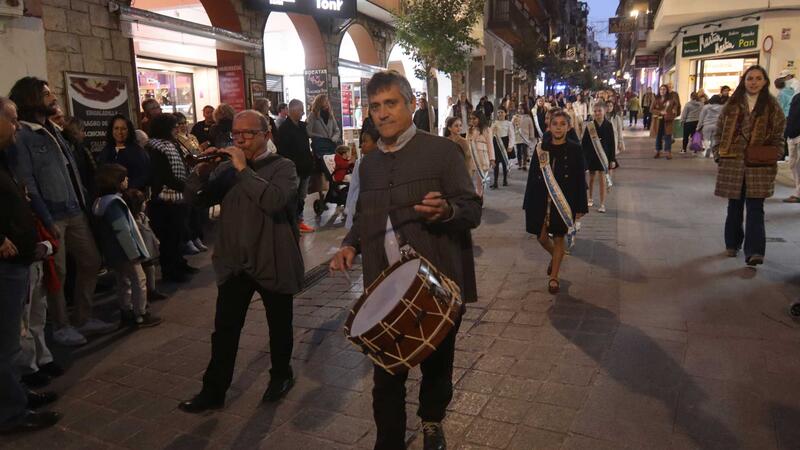 Benidorm  begins Christmas officially in a crowded Plaza de SS. MM. Los Reyes de España
