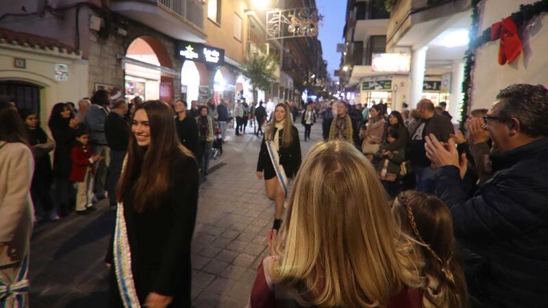 Benidorm  begins Christmas officially in a crowded Plaza de SS. MM. Los Reyes de España