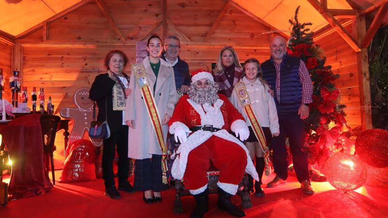 Benidorm  begins Christmas officially in a crowded Plaza de SS. MM. Los Reyes de España