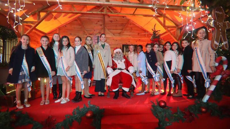 Benidorm  begins Christmas officially in a crowded Plaza de SS. MM. Los Reyes de España